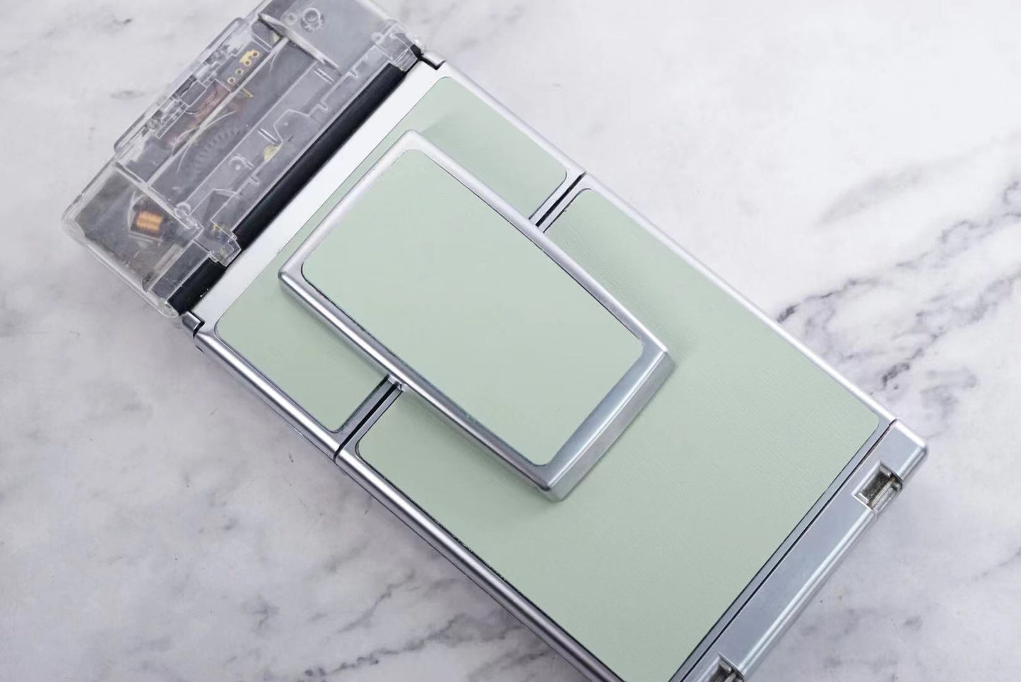 Polaroid SX70 SONAR Transparent vision ISO600 MINT GREEN Shutter button