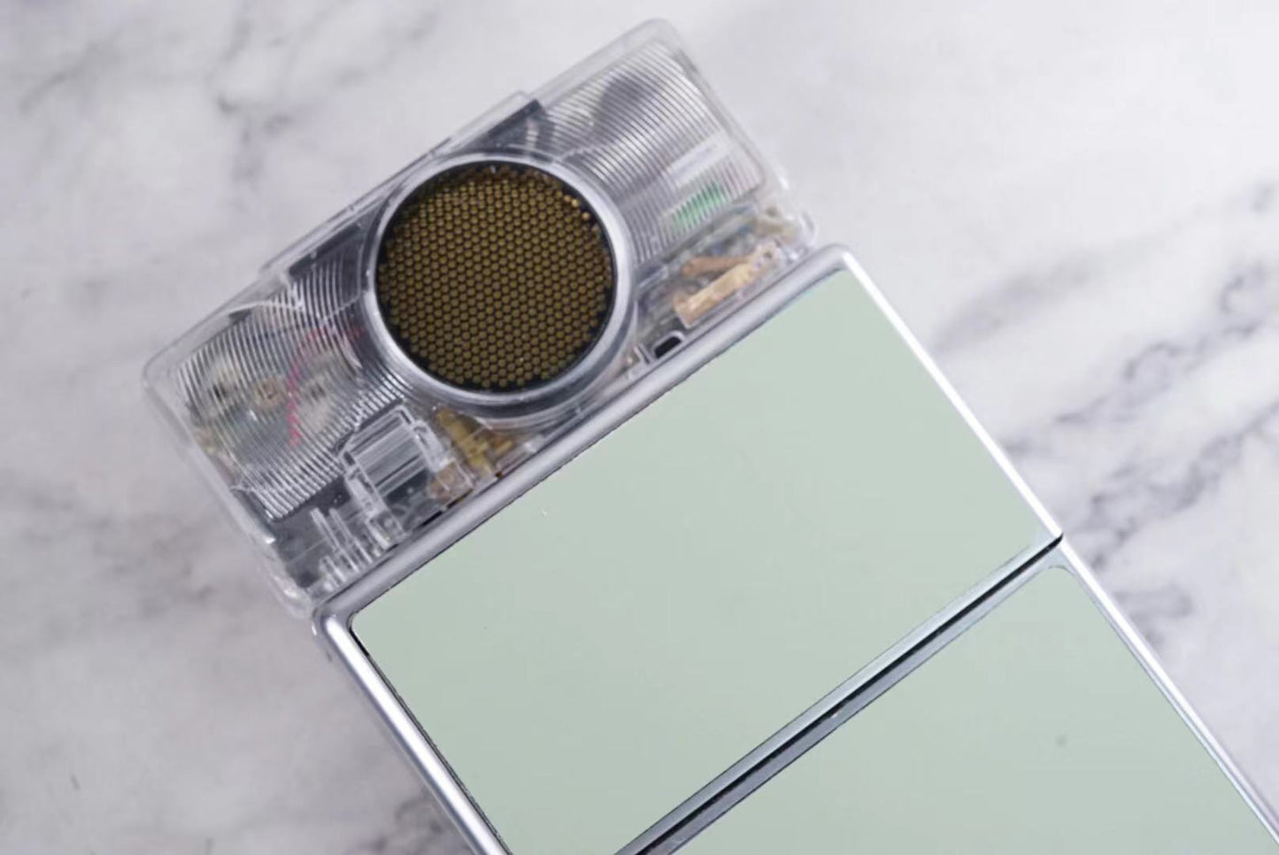 Polaroid SX70 SONAR Transparent vision ISO600 MINT GREEN Shutter button