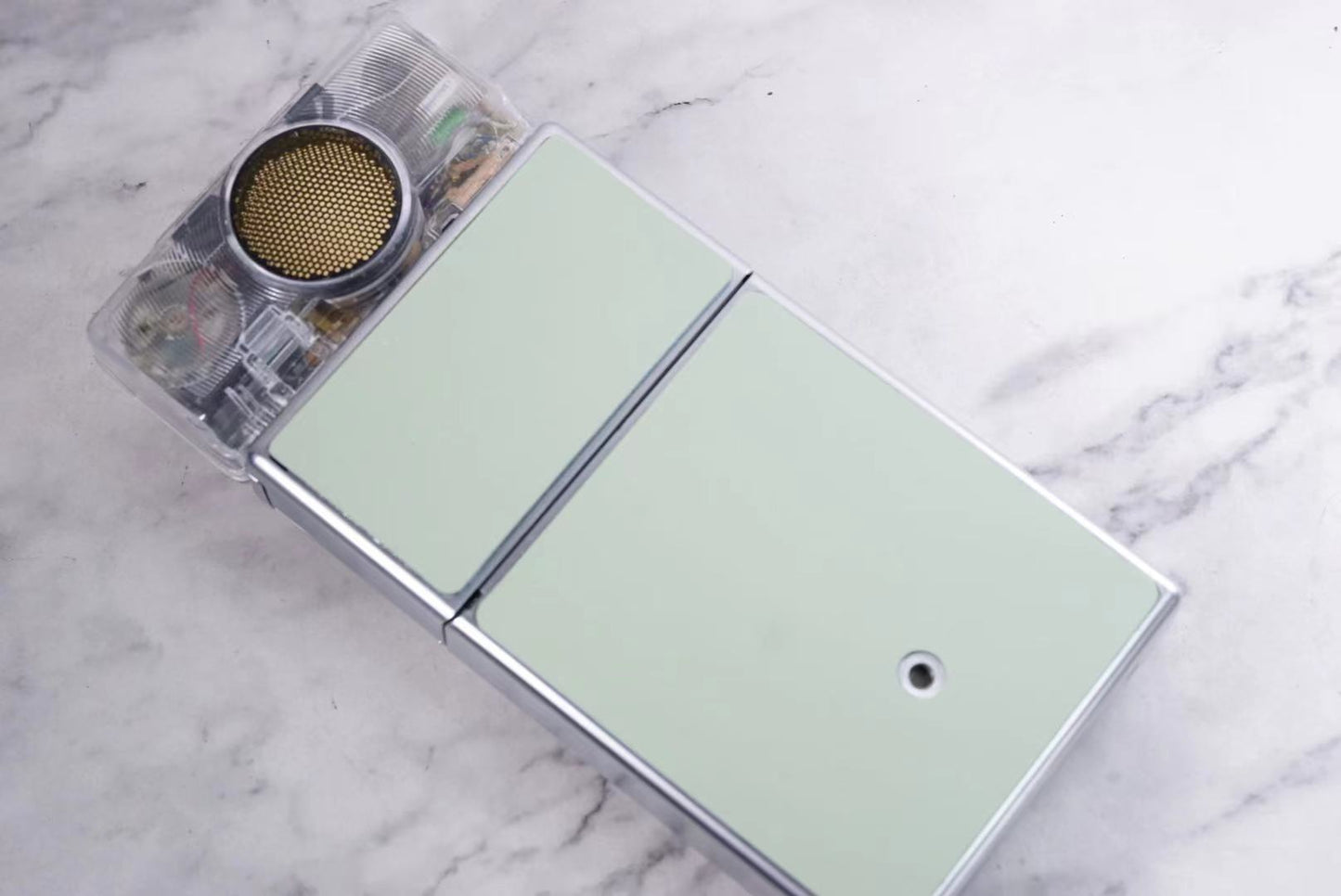 Polaroid SX70 SONAR Transparent vision ISO600 MINT GREEN Shutter button