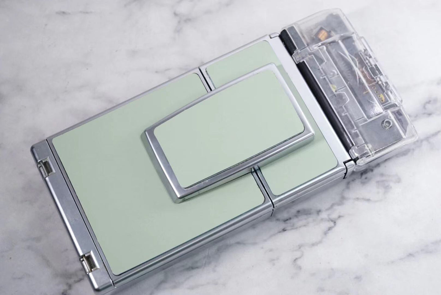 Polaroid SX70 SONAR Transparent vision ISO600 MINT GREEN Shutter button