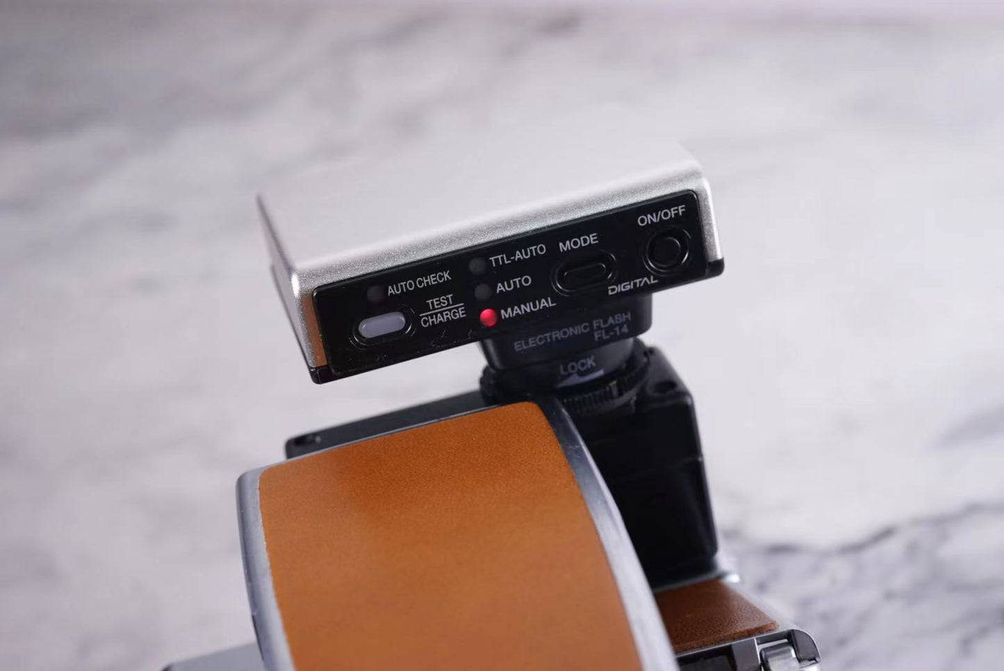 Flash adapters for the Polaroid SX-70、Sonar hot shoe